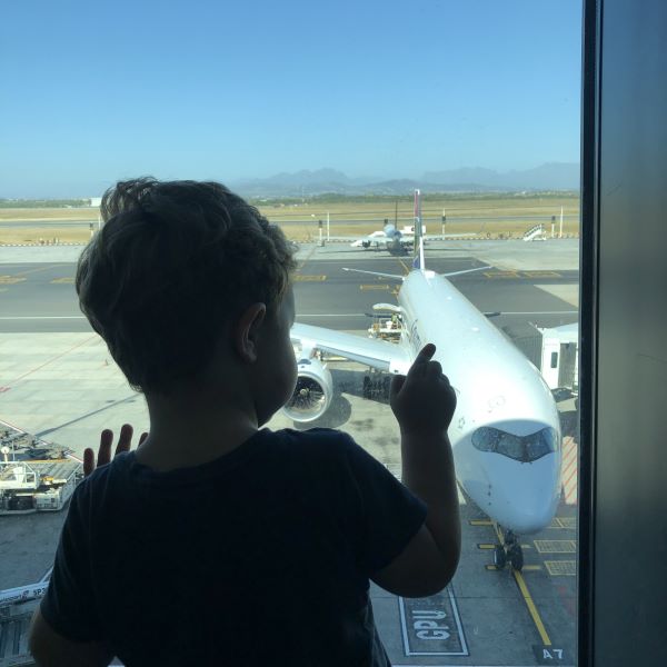 Prendre l'avion avec un bébé ou un enfant : Conseils et astuces pour un voyage en douceur