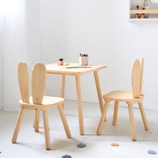 Chaises en bois naturel pour table d'enfants par Petite Amélie