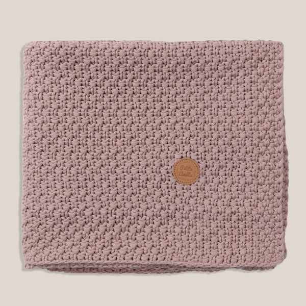 Couverture bébé crochet rose poudré en coton biologique 100x150 cm par Petite Amélie