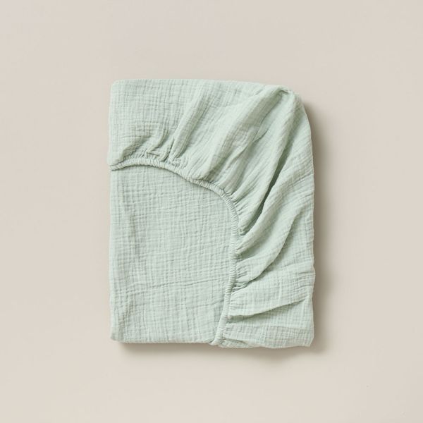 Drap housse en mousseline 90 x 200 vert en coton bio par Petite Amélie 