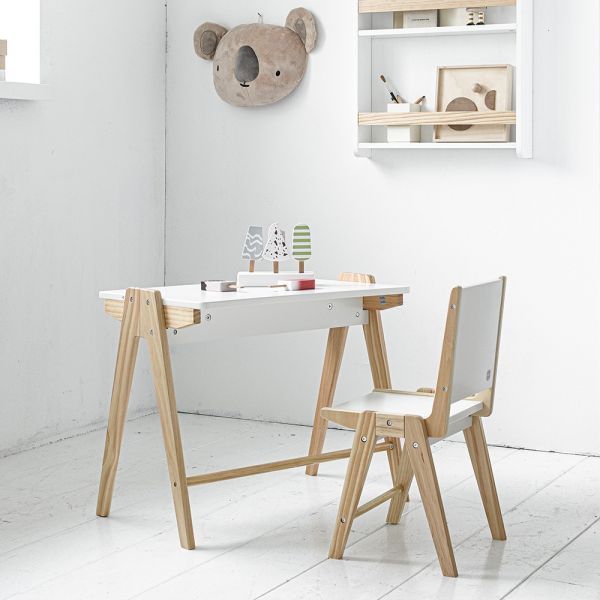 Chaise et table en bois et blanc par Petite Amélie