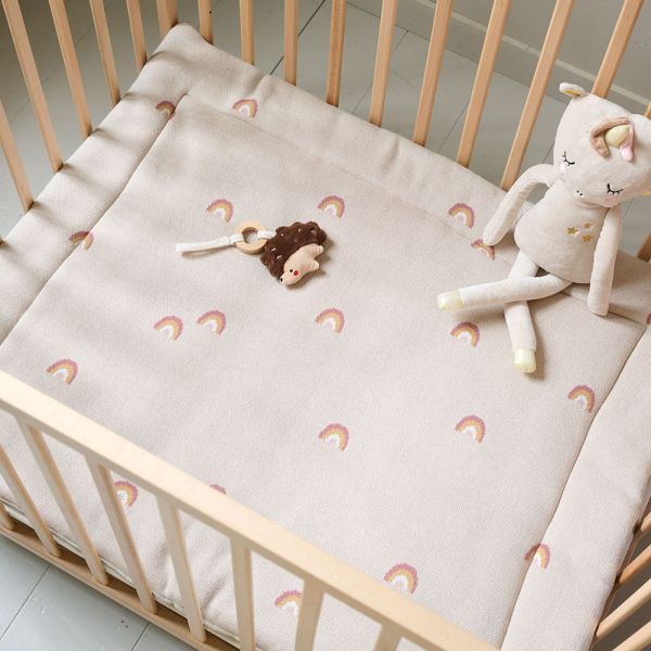 Fond de parc bébé 75x95 cm beige avec motifs arcs-en-ciel en coton biologique par Petite Amélie