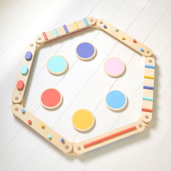 Parcours de motricité multicolore en bois montessori pour enfants par Petite Amélie 