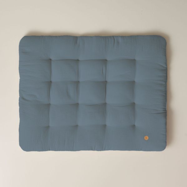 Tapis de jeu pour bébé bleu jean 85 x 110 cm par Petite Amélie 